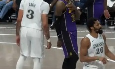 包含詹姆斯巅峰对决，浓眉哥与80激战公牛分钟，连败胜负难料！的词条