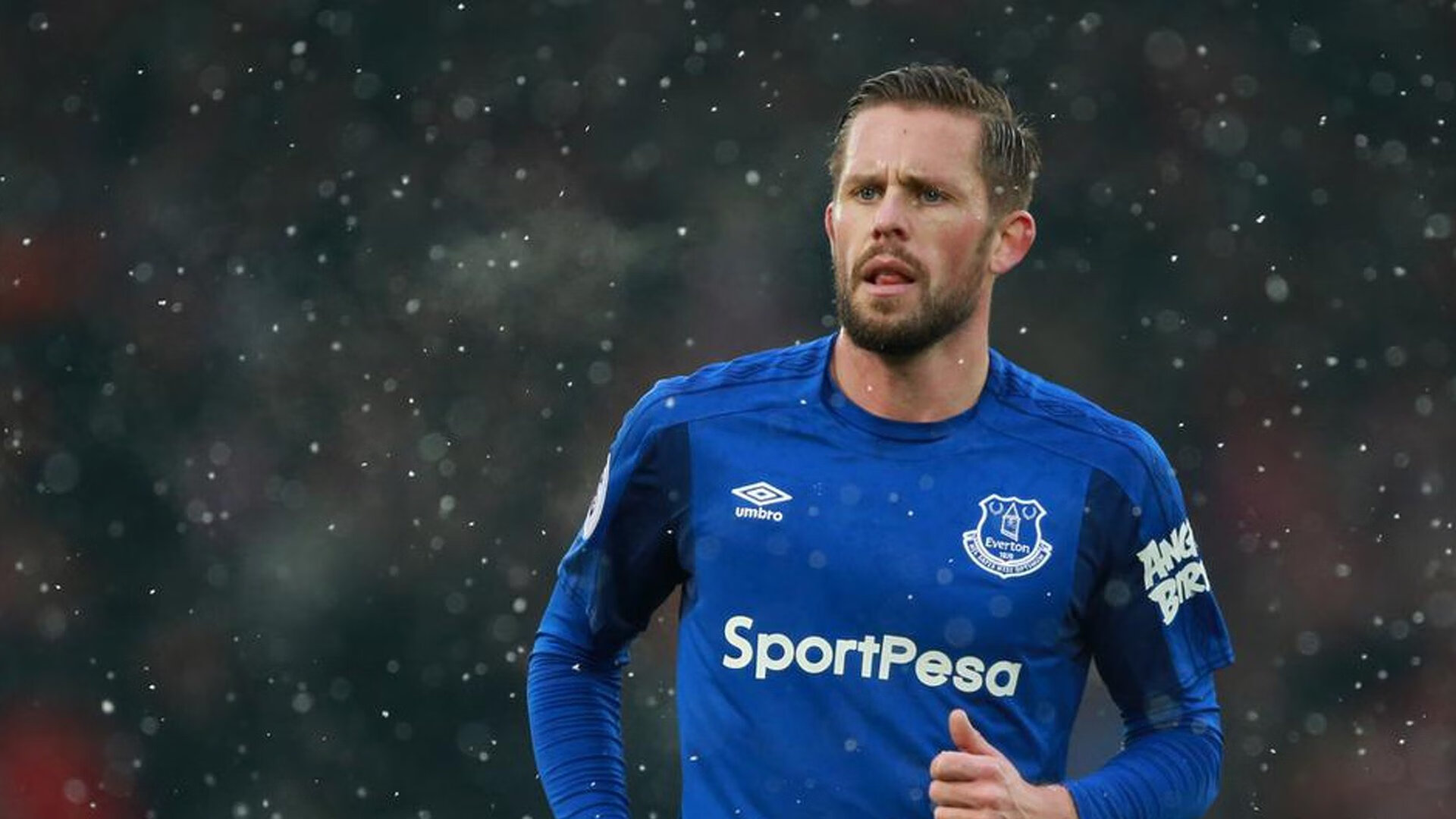 萨拉赫焦点对战,科维托娃与50激战勇士分钟,表现优异胜负难料!赛场气氛高涨