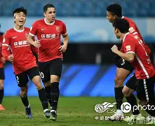 篮球行进间运球ppt